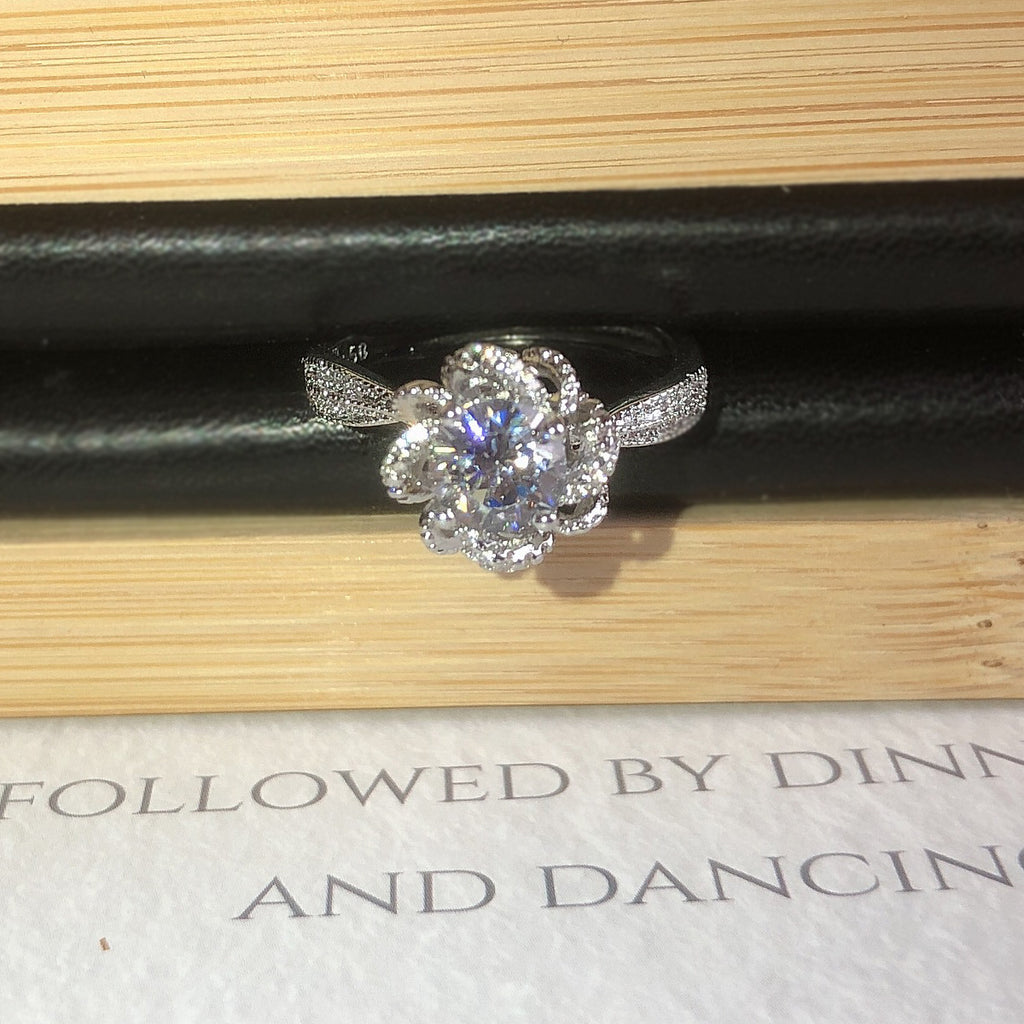 MONSAN FLOWER DIAMOND RING